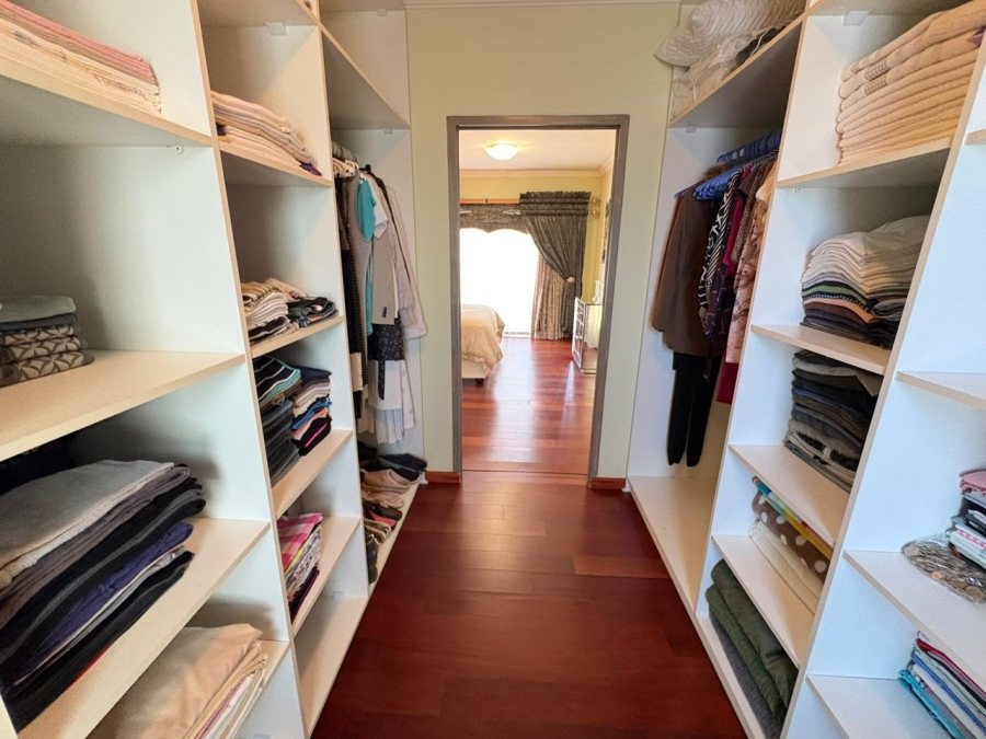 To Let 4 Bedroom Property for Rent in Uitzicht Western Cape